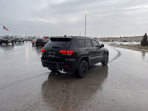 Used 2019 Jeep Grand Cherokee Laredo image 5