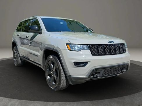 Used 2020 Jeep Grand Cherokee Laredo AWD/4WD image 3