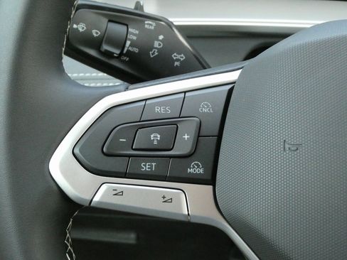 New 2025 Volkswagen Tiguan SE image 10