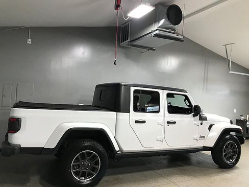 Used 2020 Jeep Gladiator Overland AWD/4WD image 3