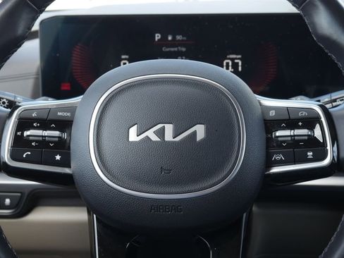 Used 2025 Kia Carnival FWD image 12