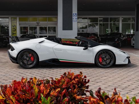 Used 2018 Lamborghini Huracan Performante image 31