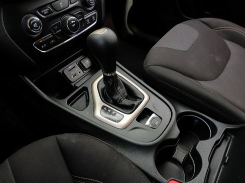 Used 2017 Jeep Cherokee Latitude w/ Safety/Convenience Group image 24