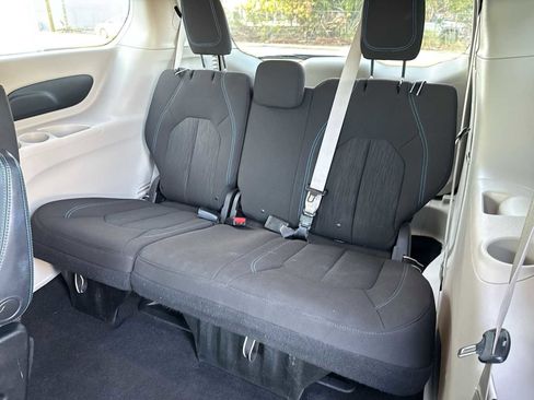 Used 2021 Chrysler Pacifica Touring image 17