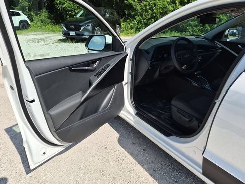 Used 2025 Kia Niro LX FWD image 11
