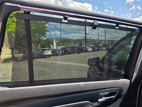 Used 2020 Toyota Highlander XLE AWD/4WD image 13