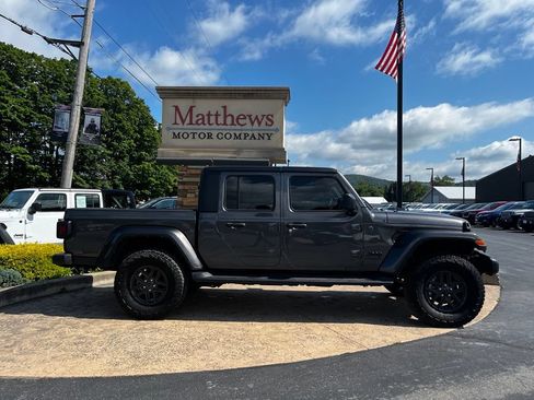 Used 2024 Jeep Gladiator Sport AWD/4WD image 4