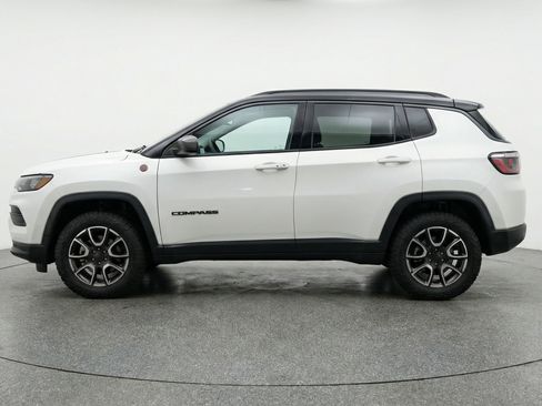 Used 2025 Jeep Compass Trailhawk AWD/4WD image 5