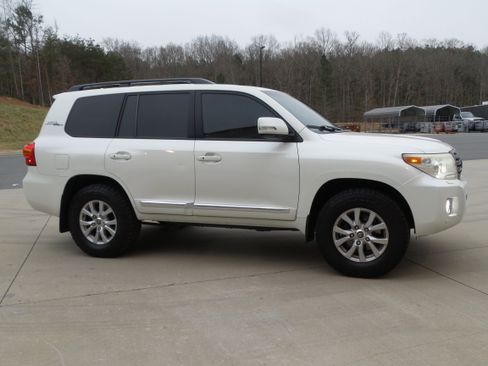 Used 2013 Toyota Land Cruiser image 2