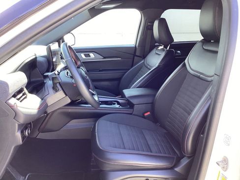 Used 2025 Ford Explorer ST-Line w/ ST-Line Street Pack image 5