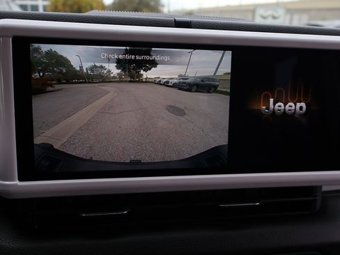 Used 2025 Jeep Gladiator Sport image 4