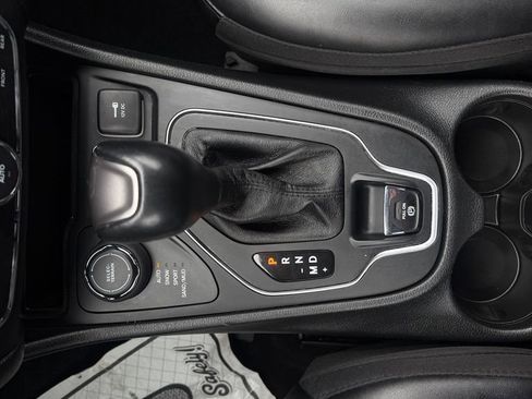 Used 2022 Jeep Cherokee Latitude Lux w/ Mopar Interior Package image 28