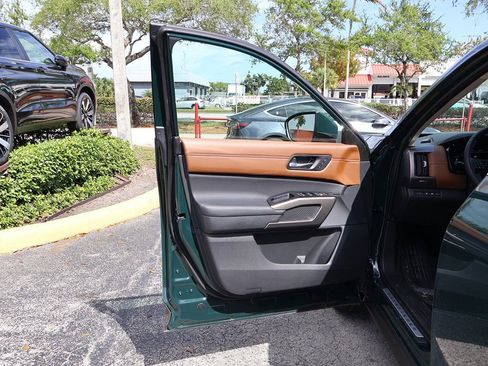 Used 2024 Nissan Pathfinder Platinum image 25