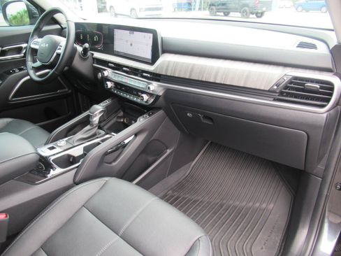 Used 2024 Kia Telluride EX w/ EX Captain's Chair Package FWD image 12