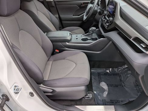Used 2023 Toyota Highlander LE FWD image 34