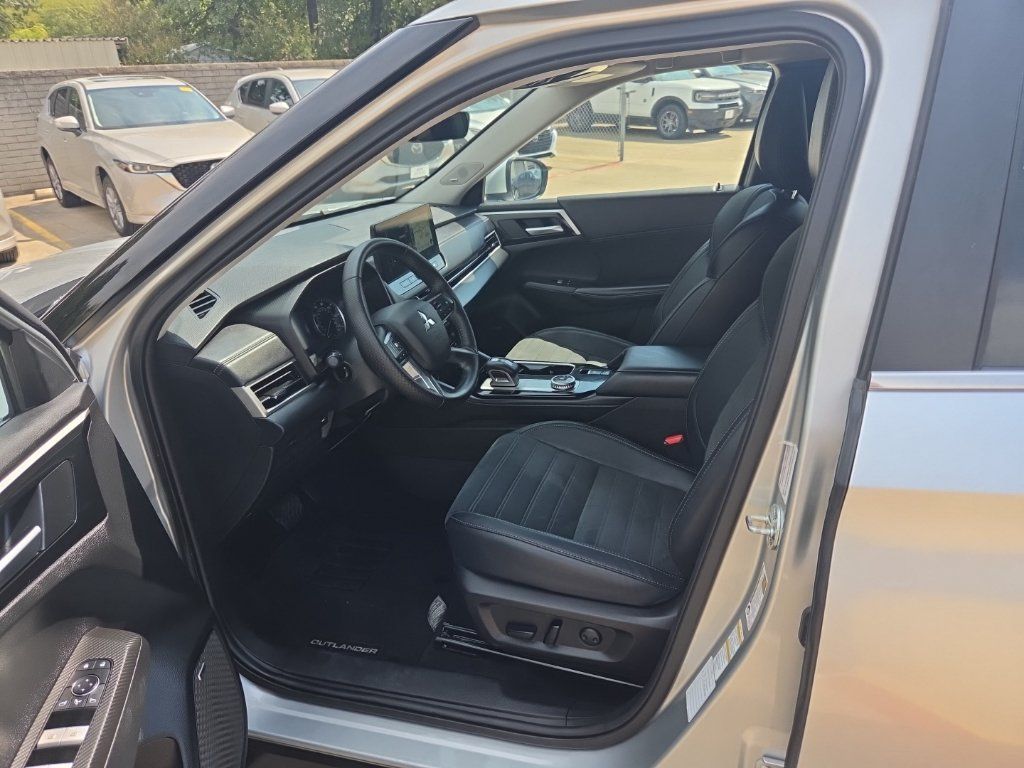 Used 2025 Mitsubishi Outlander SE AWD/4WD image 4