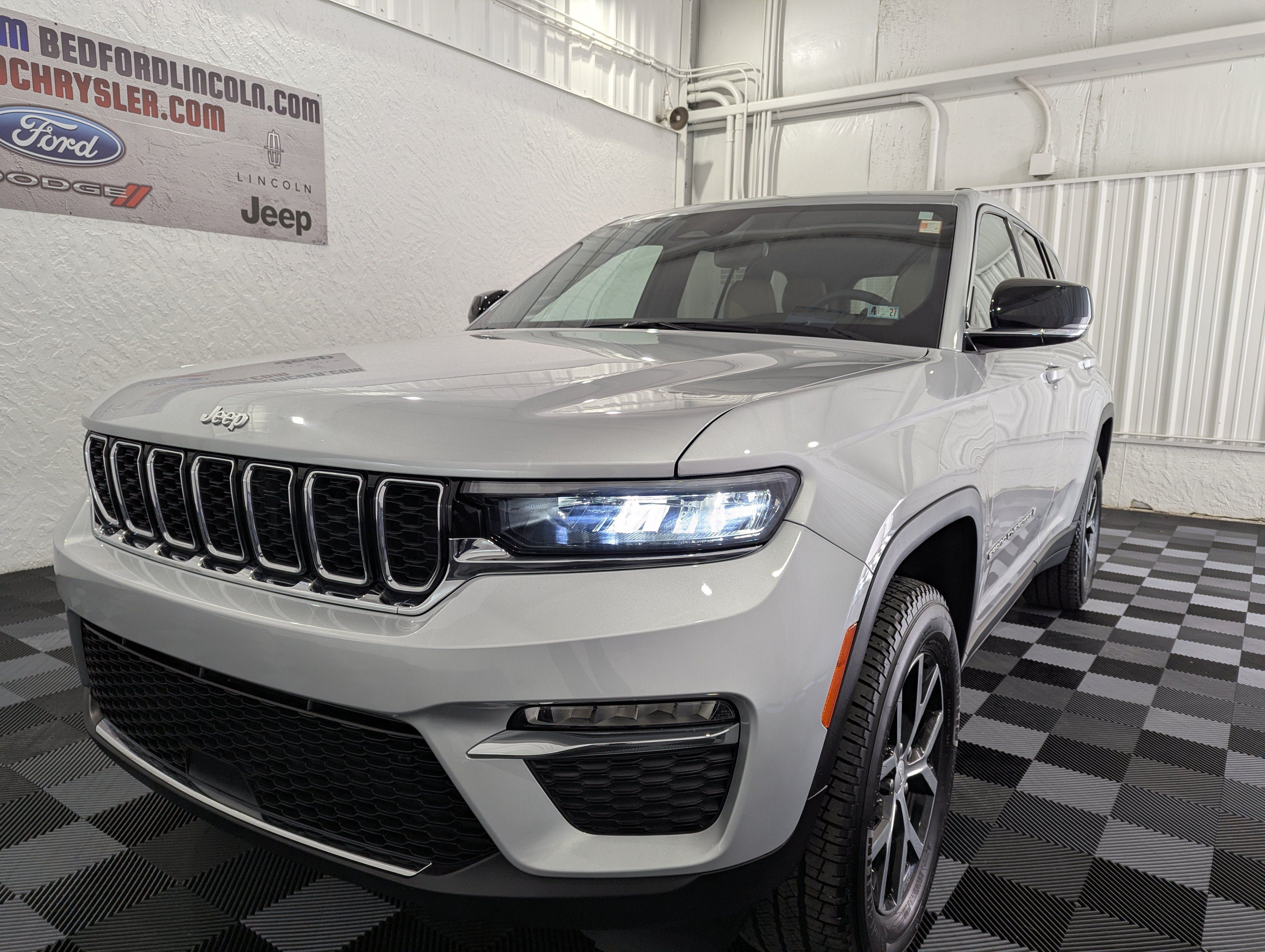 Used 2024 Jeep Grand Cherokee Limited AWD/4WD image 3
