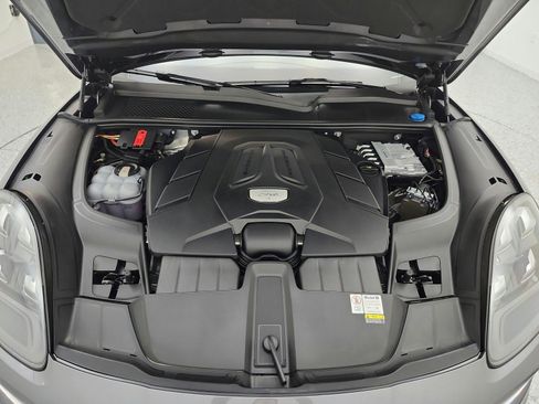 Used 2023 Porsche Cayenne Coupe image 16