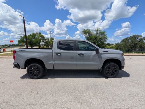 Used 2024 Chevrolet Silverado 1500 LT Trail Boss w/ Convenience Package II image 2