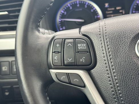 Used 2018 Toyota Highlander XLE image 32