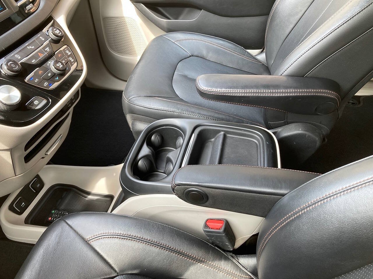 Used 2020 Chrysler Pacifica Touring-L FWD image 30
