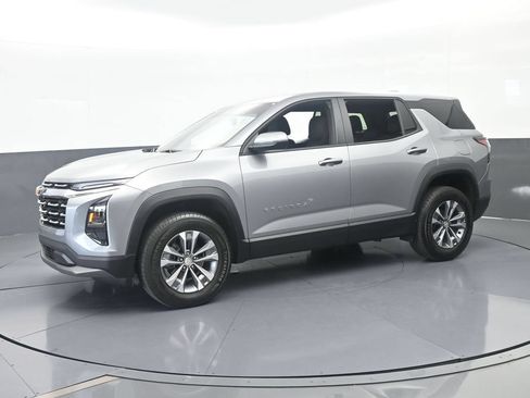 Used 2026 Chevrolet Equinox LT FWD image 2