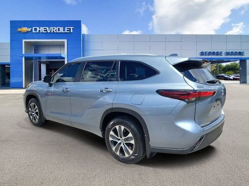 Used 2024 Toyota Highlander XLE FWD image 3