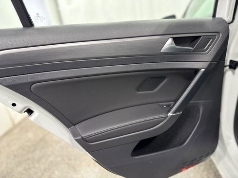 Used 2019 Volkswagen Golf SE image 33