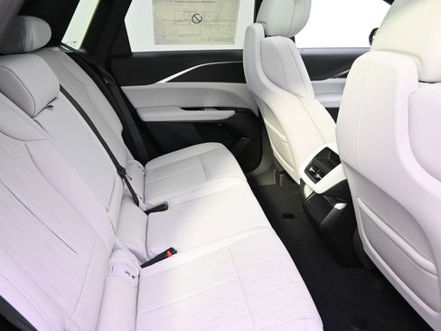 New 2025 Cadillac Lyriq Luxury image 18