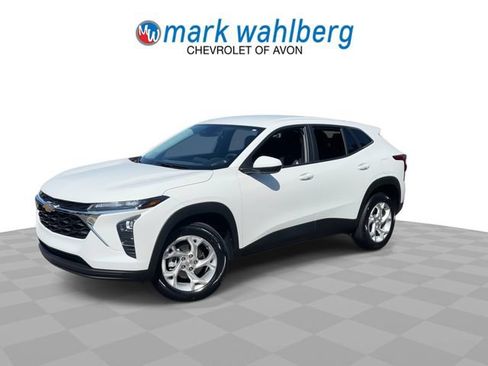 Used 2024 Chevrolet Trax LS w/ LS Convenience Package FWD image 4