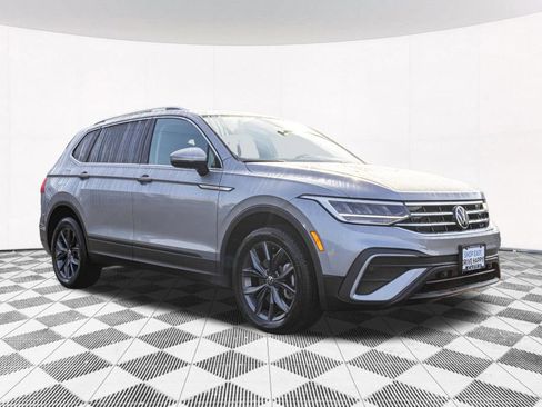 Used 2023 Volkswagen Tiguan SE w/ Panoramic Sunroof Package FWD image 12