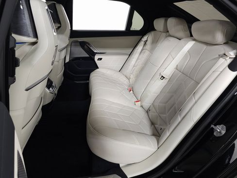 Used 2025 BMW 760i xDrive w/ Premium Package image 41