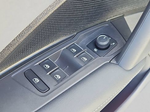 Used 2025 Volkswagen Tiguan SE w/ Panoramic Sunroof Package AWD/4WD image 26