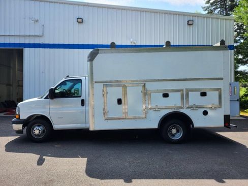 Used 2022 Chevrolet Express 3500 w/ Power Convenience Package RWD image 2