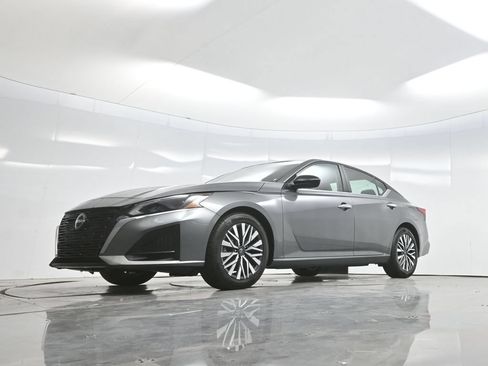 Used 2024 Nissan Altima 2.5 SV FWD image 48