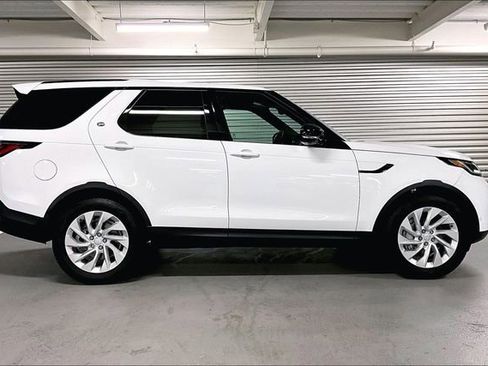 Certified 2025 Land Rover Discovery S image 14