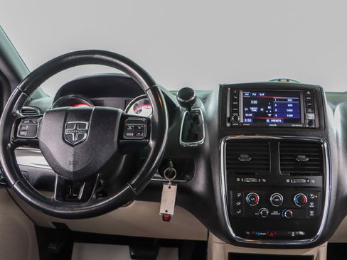 Used 2019 Dodge Grand Caravan SXT image 17