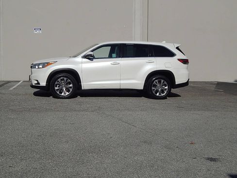 Used 2015 Toyota Highlander Plus FWD image 6
