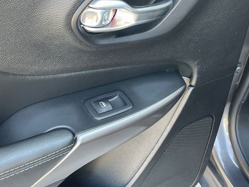 Used 2020 Jeep Cherokee Latitude Plus image 26