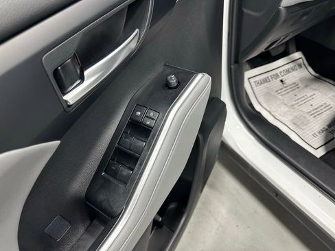 Used 2025 Toyota Highlander XLE image 9