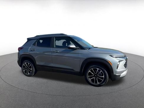 Used 2025 Chevrolet TrailBlazer LT image 2