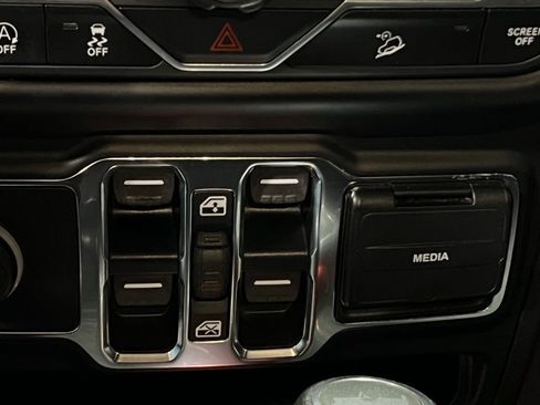 Used 2020 Jeep Wrangler Unlimited Sahara image 38