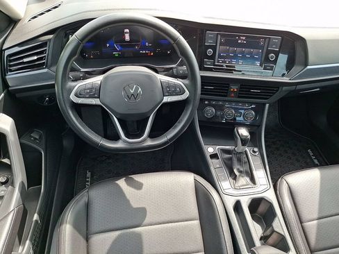 Used 2023 Volkswagen Jetta SE FWD image 2