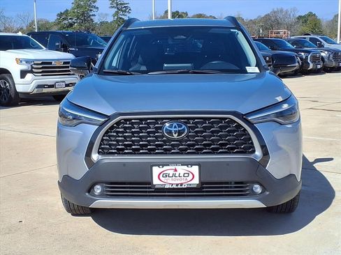 Certified 2025 Toyota Corolla Cross XLE image 4