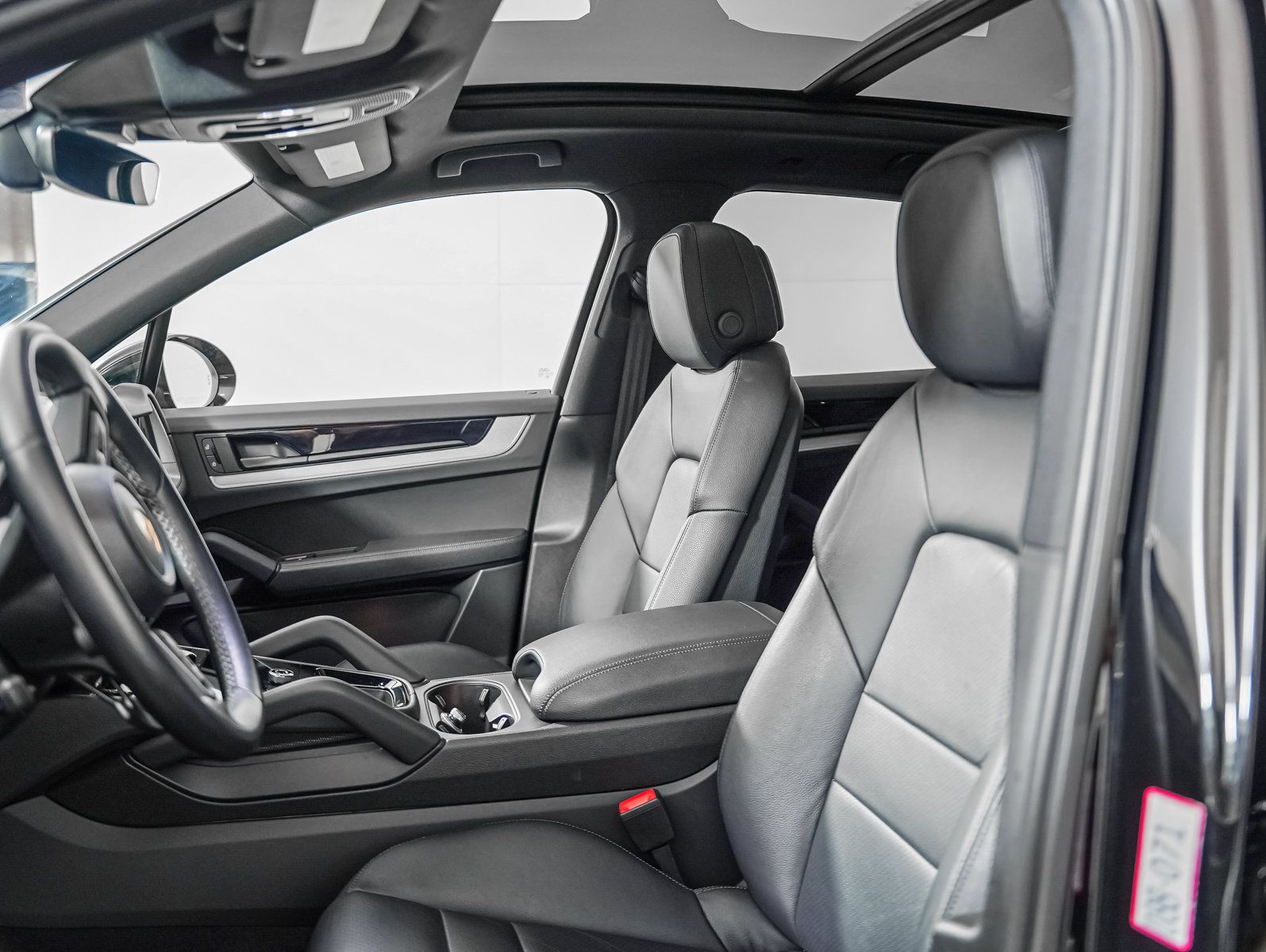 Certified 2024 Porsche Cayenne w/ Premium Package AWD/4WD image 5