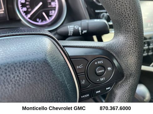 Used 2018 Toyota Camry LE image 23