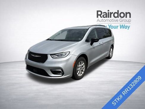 Used 2024 Chrysler Pacifica Touring-L FWD image 3
