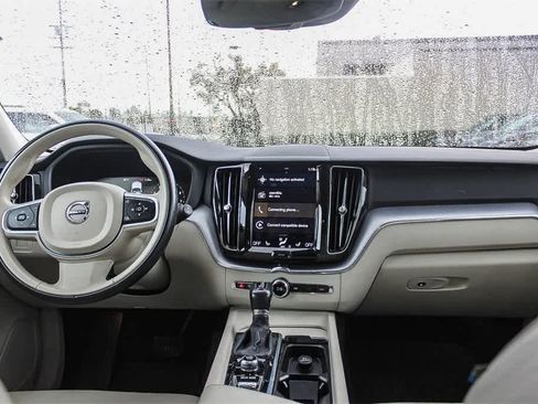 Used 2020 Volvo XC60 T5 Momentum w/ Protection Package Premier image 16