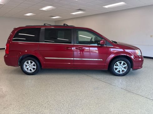 Used 2012 Chrysler Town & Country Touring w/ Entertainment Group #1 FWD image 4
