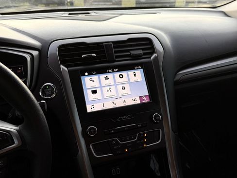 Used 2019 Ford Fusion SE FWD image 32